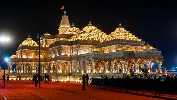 Lucknow to Ayodhya Family Tripwith Tempo Traveller